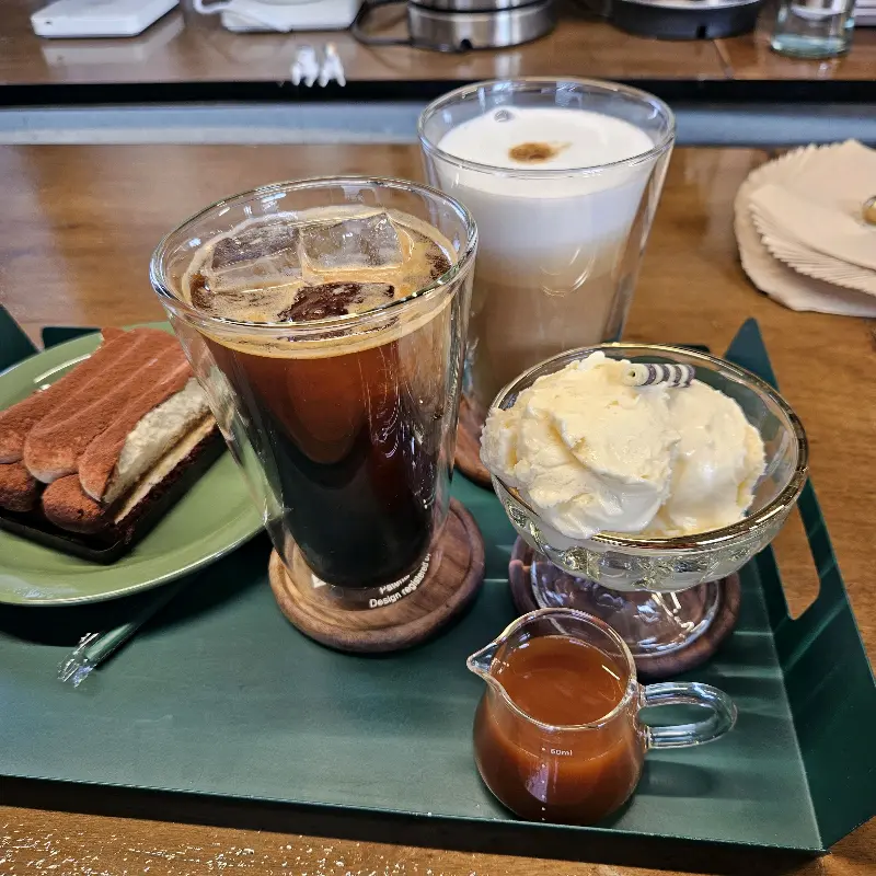 클래식 밀크티와 말차슈페너