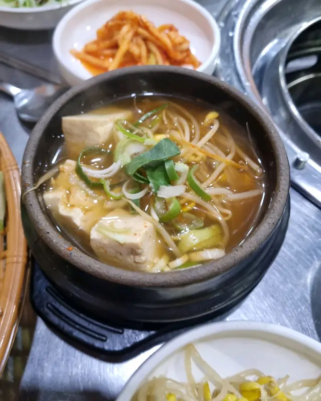 다온숯불갈비의 푸짐한 밑반찬