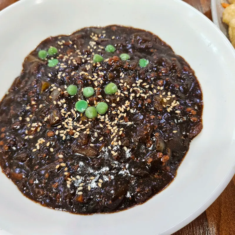 윤기 자르르 짜장면