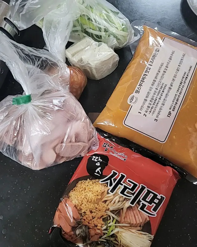 포장된 부대찌개 재료