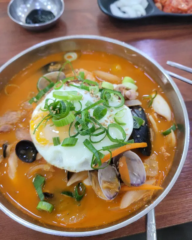 해산물 가득 중화비빔밥