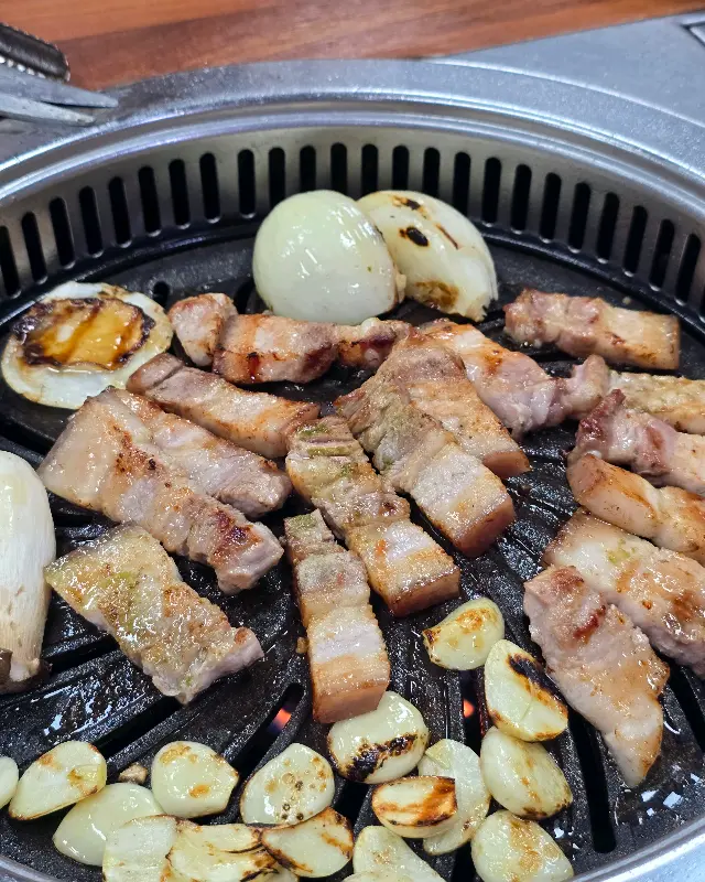 불판 위에서 익어가는 흑돼지