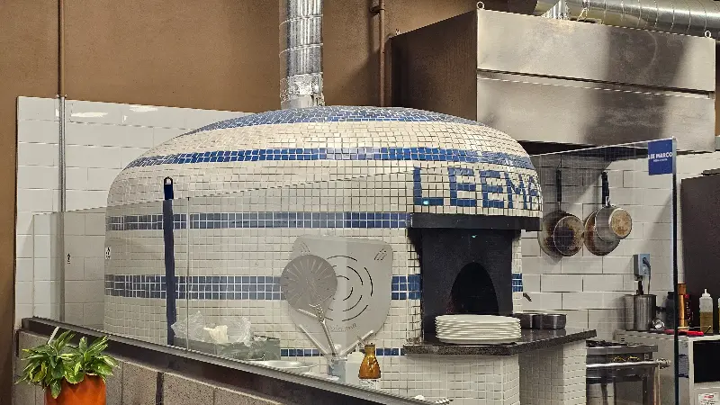 화덕피자를 굽는 화덕