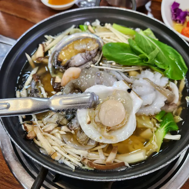 해산물이 가득한 해물탕