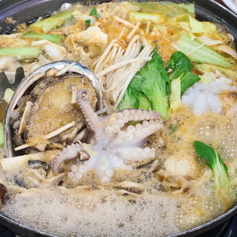 전복과 해산물이 듬뿍 들어간 해물탕