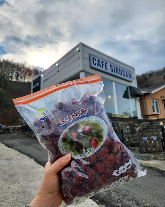 카페 시루산 외부 전경과 판매 중인 대추