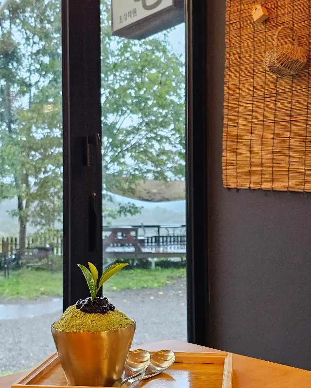 창밖 풍경을 바라보며 즐기는 녹차 빙수