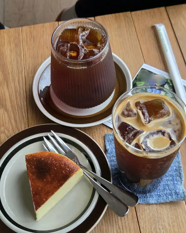 바스크 치즈 케이크와 음료