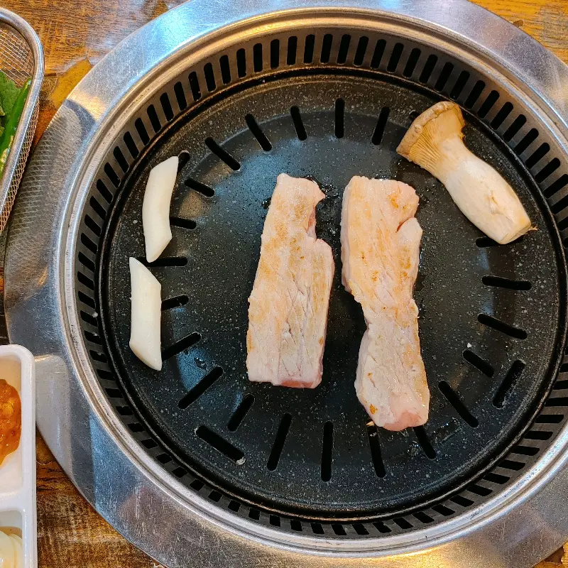 솥뚜껑에 구워지는 삼겹살