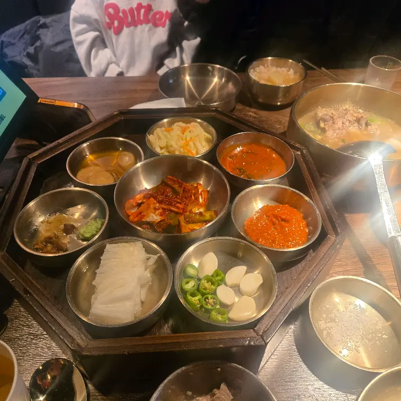 함돈의 푸짐한 한 상 차림