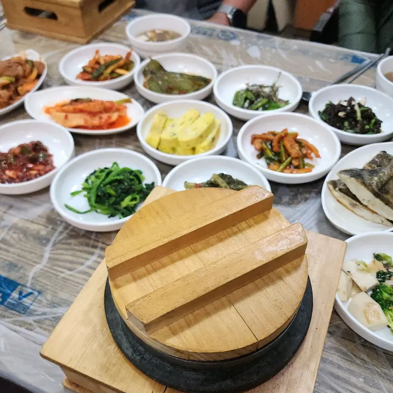 돌솥밥과 다양한 밑반찬