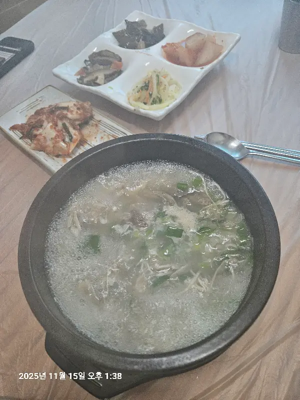닭곰탕과 정갈한 밑반찬
