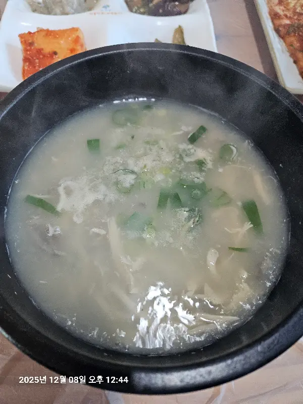 뚝배기에 담겨져 나오는 닭곰탕