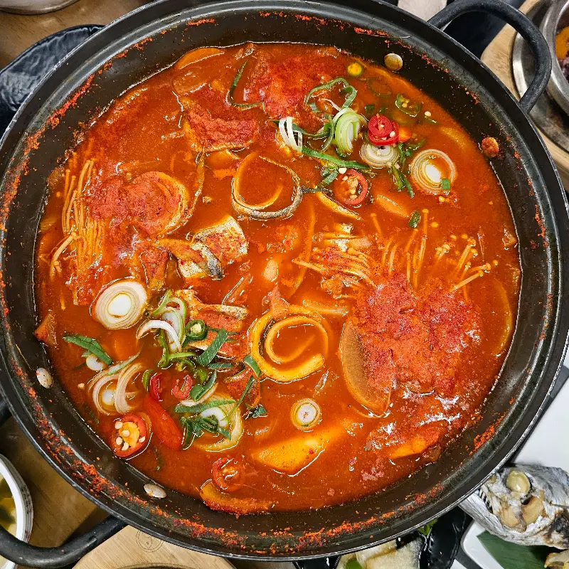 매콤한 양념이 돋보이는 갈치조림