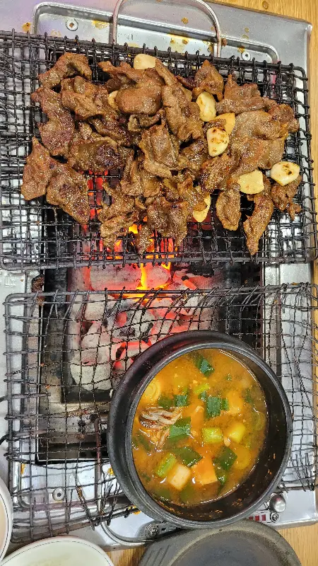 숯불 위에서 구워지는 양념 돼지갈비