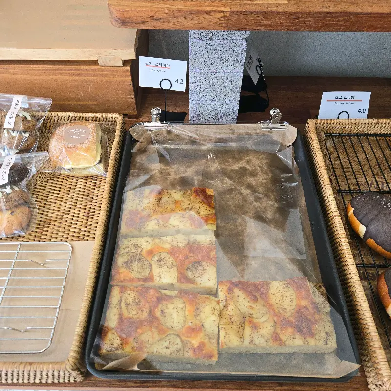 진열된 빵들의 모습