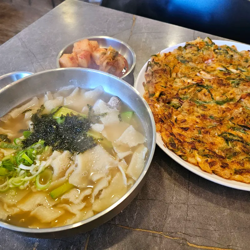 수제비와 김치전, 깍두기 한 상 차림