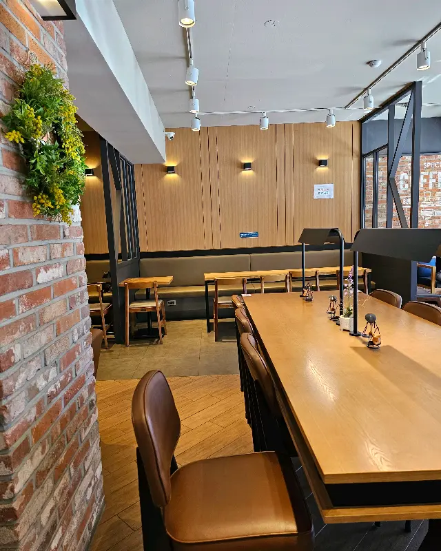 이디야커피 성남동점 내부 테이블