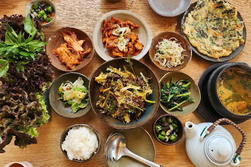 푸짐한 우렁쌈밥 한상차림