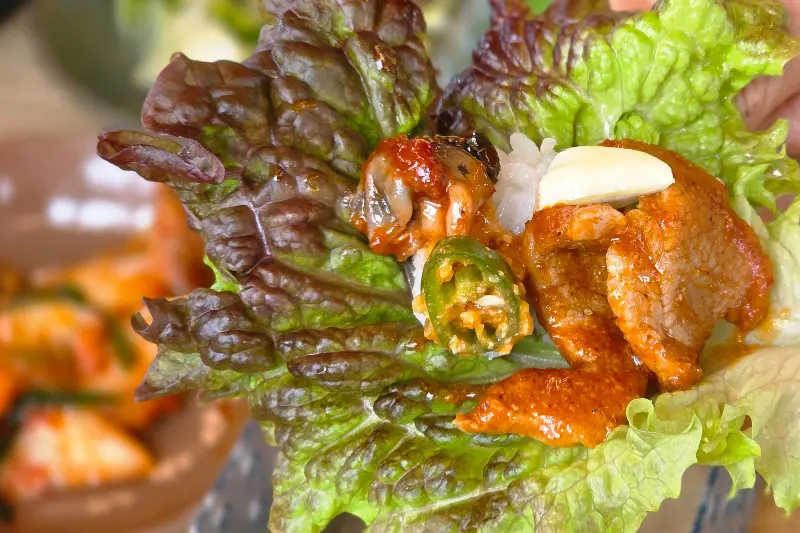 쌈에 싸먹는 우렁쌈밥