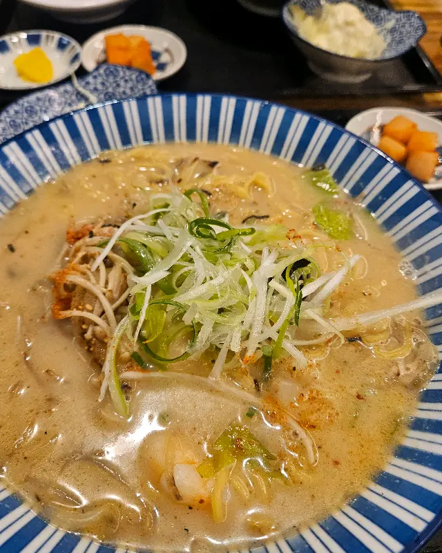 싱싱한 재료가 듬뿍 들어간 라멘