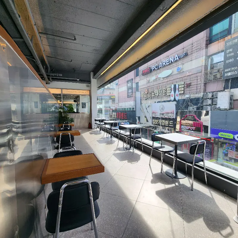 창가 좌석에서 바라본 서면 거리