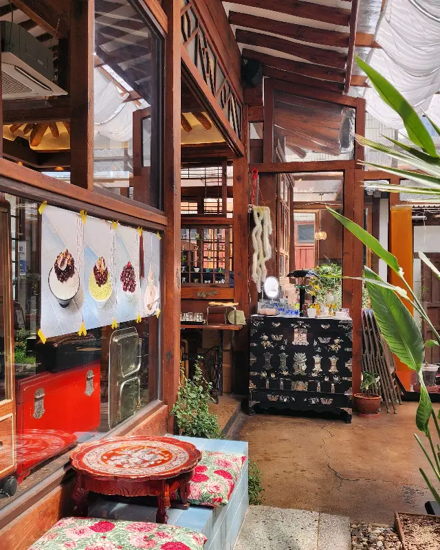 카페 내부 전경