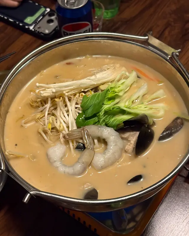 도준에서 맛있는 음식과 함께 힙스터 바이브를 느껴보세요