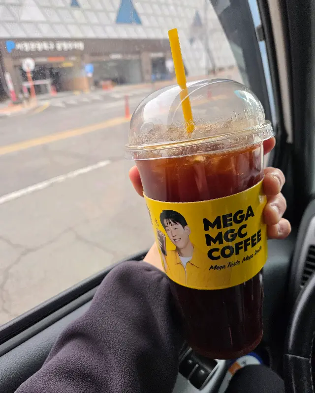 차 안에서 컵홀더를 들고 찍은 사진