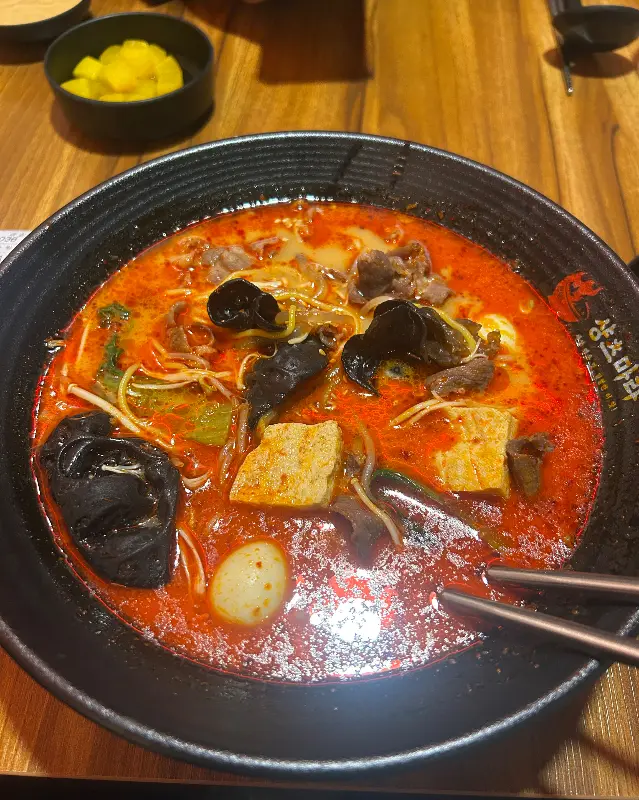 다채로운 재료가 돋보이는 마라탕 한 그릇