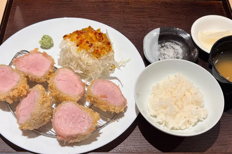 히레카츠 정식 한상차림