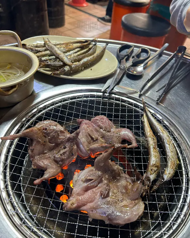 연탄불 위에서 구워지는 양미리