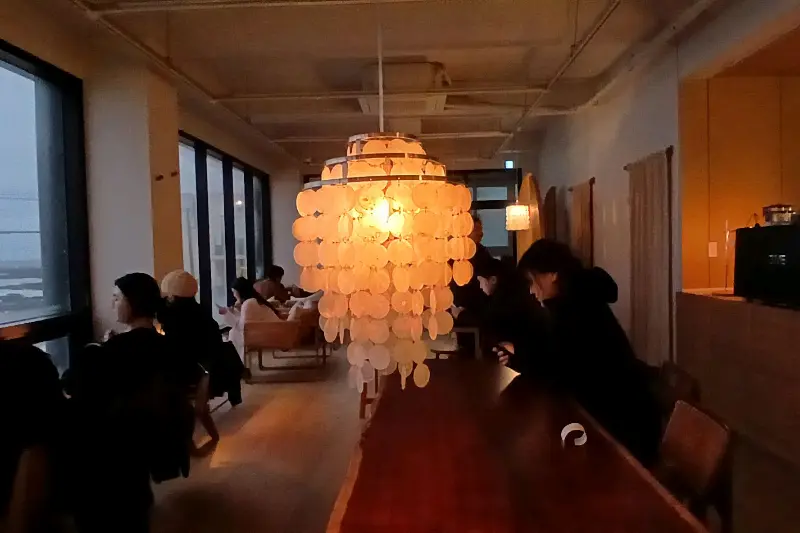카페 내부에서 보이는 협재 바다 풍경