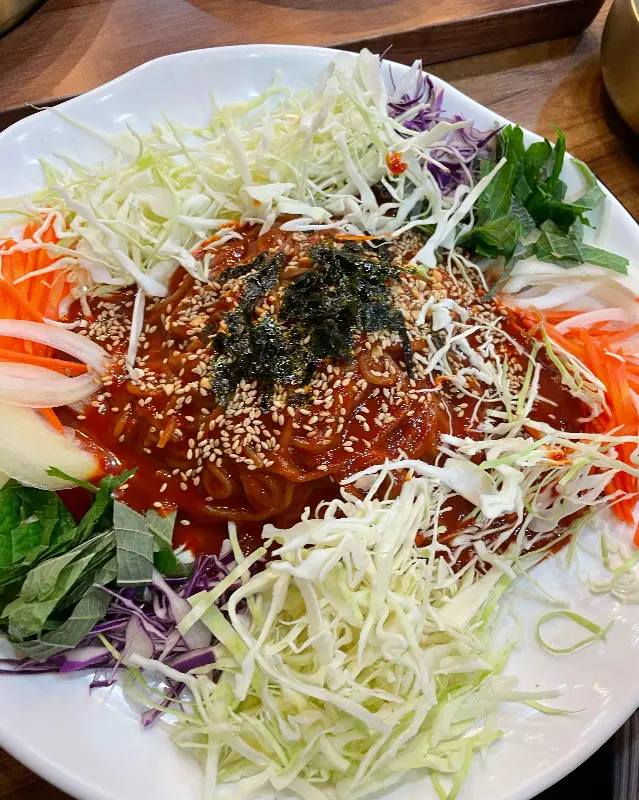 족발과 함께 곁들여 먹는 밑반찬들