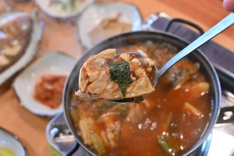 숟가락 위에 올려진 도다리 살과 쑥