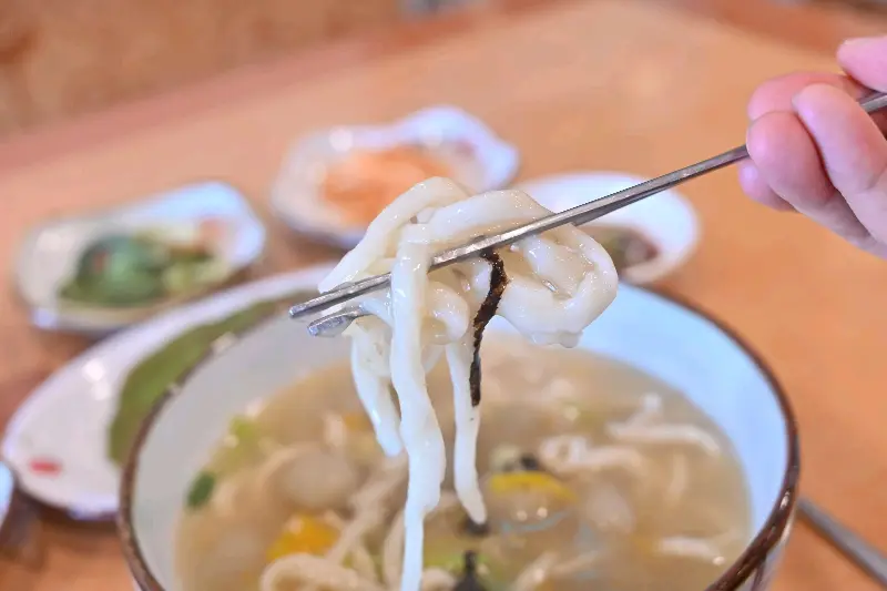 젓가락으로 들어올린 뽀얀 칼국수 면발
