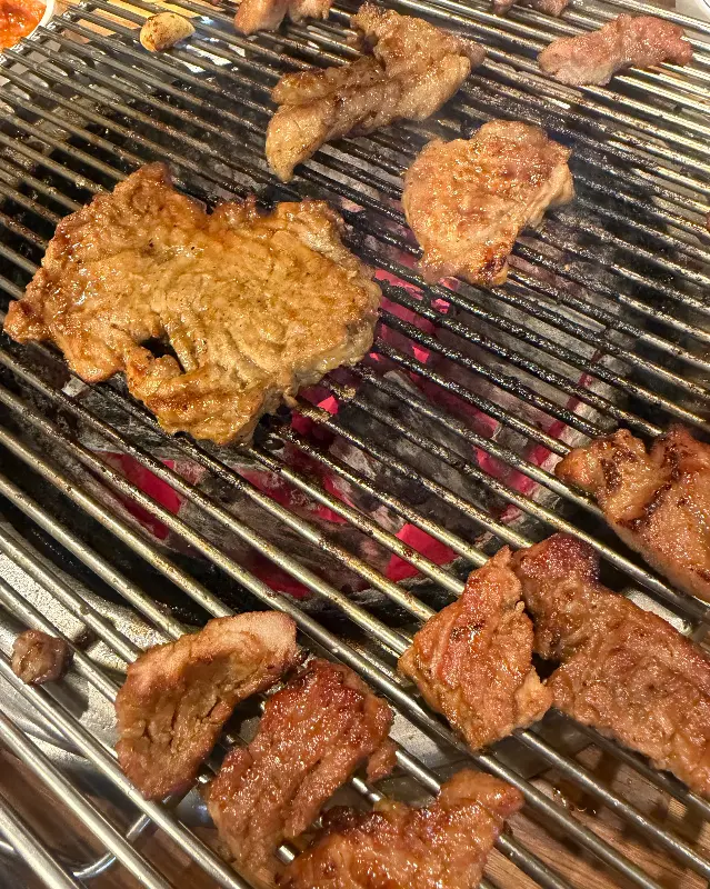 숯불 위에서 노릇노릇하게 구워지는 돼지갈비