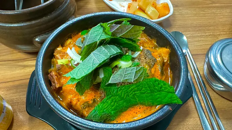진한 국물이 매력적인 뼈해장국