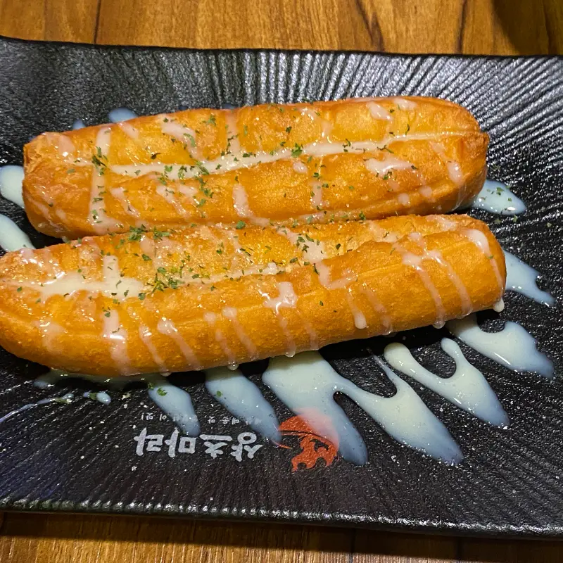 달콤한 소스가 듬뿍 뿌려진 꽈배기