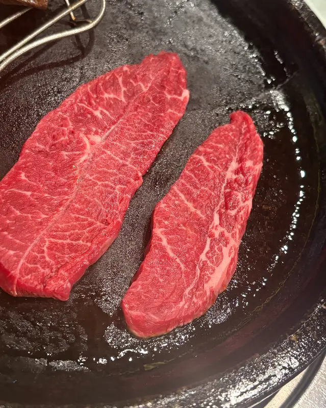 선홍빛 자태를 뽐내는 한우 모듬