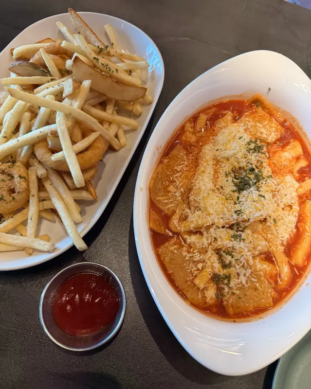 레스토랑 메뉴 (감자튀김, 떡볶이)