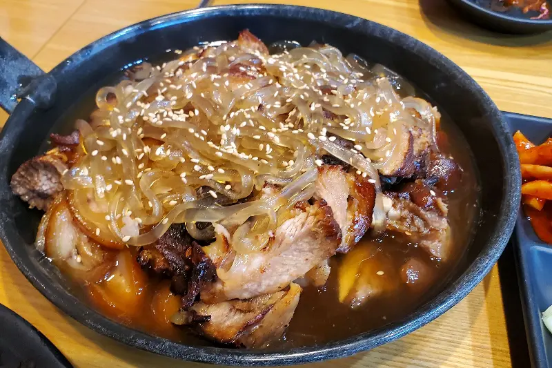 마왕족발 특유의 국물과 당면이 어우러진 모습