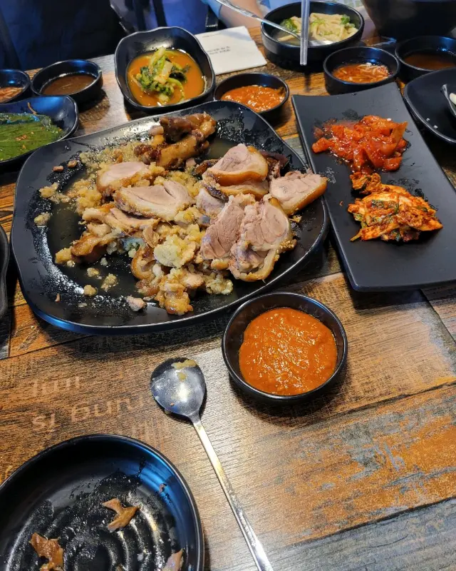 다양한 곁들임 메뉴와 함께 놓인 족발