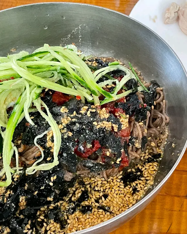 들기름 향이 느껴지는 비빔 막국수