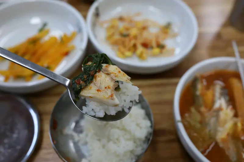 생선찌개 한 입샷
