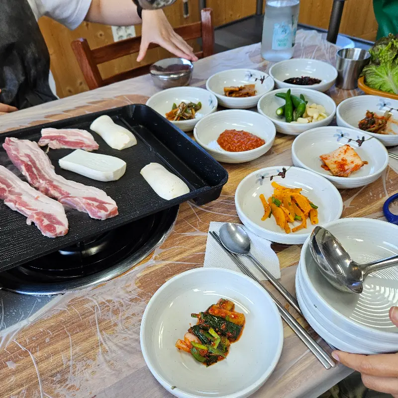 고기와 쌈 채소, 그리고 다양한 반찬들