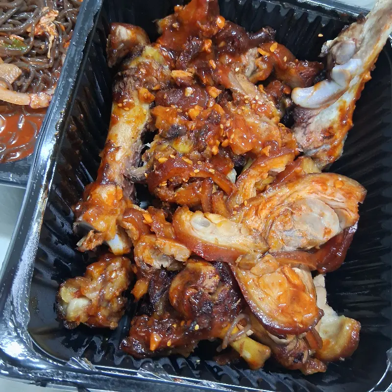 포장된 마왕족발과 막국수