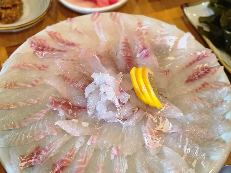 유경식당에서 푸짐하게 차려진 해산물 한 상 차림