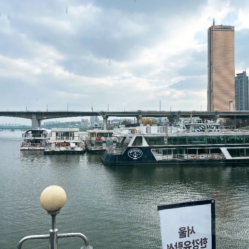 애슐리 퀸즈에서 바라본 한강 뷰