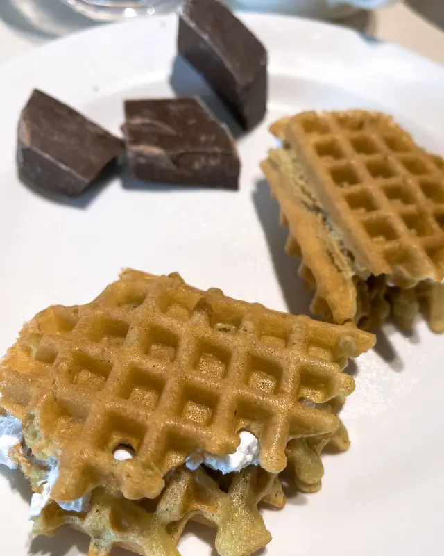 와플과 초콜릿 디저트